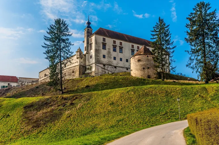 Ljubitelji prirode mogu uživati u netaknutoj ljepoti okolnih brežuljaka i vinograda.