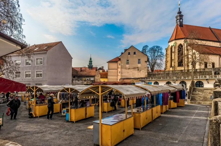 Ptuj se također ponosi svojom gastronomijom, gdje se lokalni specijaliteti, poput &quot;Ptujskih kobasica&quot; i raznih slastica, mogu kušati u brojnim restoranima. 