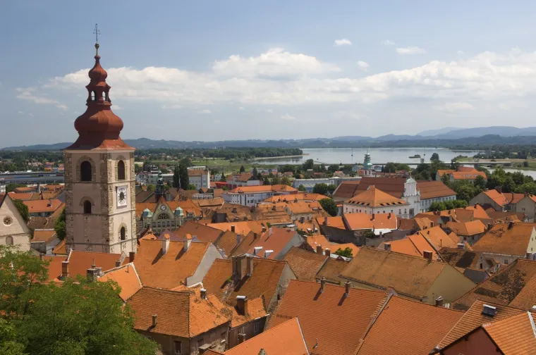Sa svojom kombinacijom povijesti, kulture, prirode i gastronomije, Ptuj se nameće kao nezaobilazna destinacija za sve one koji žele istražiti Sloveniju. 