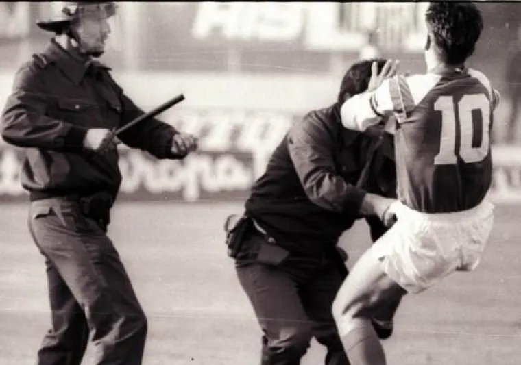 U centar pažnje svjetske javnosti došao je nakon što je udario zaštitara na neodigranoj utakmici Dinama i Crvene Zvezde na Maksimiru. Taj se potez smatra i početkom raspada Jugoslavije te početkom Domovinskog rata.