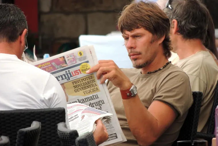 Zvone i Dejo imali su oprečna stajali&scaron;ta i na operaciju u Goraždu tokom 1994. godine, kada je i NATO bombardirao srpske položaje jer su četnici po Bosni i Hercegovini klali i ubijali muslimansko i hrvatsko stanovni&scaron;tvo. U broju "Borbe" od 14. ožujka 1994. godine, ističe se da osim &scaron;to su bombe NATO pakta pale na srpske položaje oko Goražda, tako su "pale i u dvori&scaron;te Milana" i odjeknule na stranicama sportskih medija. Ovo je fotografija snimljena u ljeto 2012. na Hvaru. 