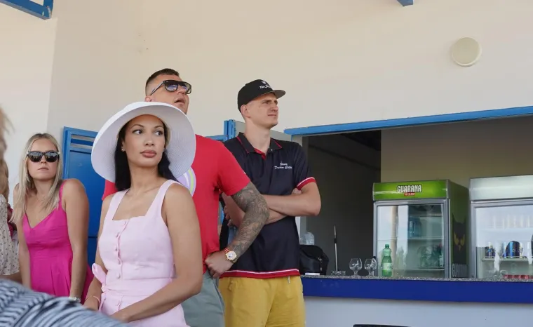 Nikola Jokić gleda utrku