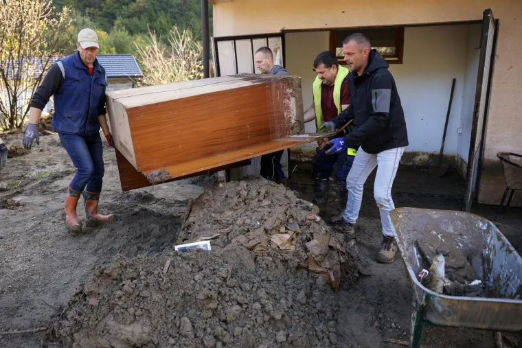 &quot;Spašavamo što se spasiti može&quot;, govori drugi mještanin sela u blizini Fojnice dok vodom ispire stvari ispred kuće. Drugi zajedničkim snagama iznose namještaj koji je voda u potpunosti uništila, a treći lopatama izbacuju blato koje je ušlo u njihove domove. 