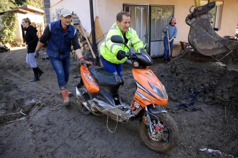 Vlada Hercegovačko-neretvanske županije priopćila je kako kamenolom uopće nije imao dopuštenje za rad. Tvrtka Sani d.o.o. Jablanica koja je formalno upisana kao posjednik nikada nije dobila koncesiju za vađenje kamena. U nekoliko navrata im je nadležna inspekcija zabranjivala rad te čak izdala kaznu, no mještani Donje Jablanice tvrde kako je vađenje kamena tamo trajalo godinama.