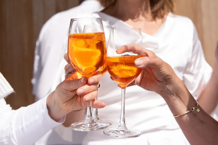 5. Ograničite alkohol: Ograničavanje alkohola na manje od jednog pića na dan za žene ili dva pića na dan za muškarce može pomoći u snižavanju krvnog tlaka. 