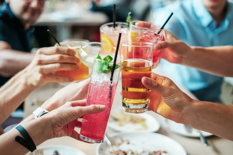 Ispijanje previše alkohola može značajno povisiti krvni tlak. Također može smanjiti učinkovitost lijekova za hipertenziju.
