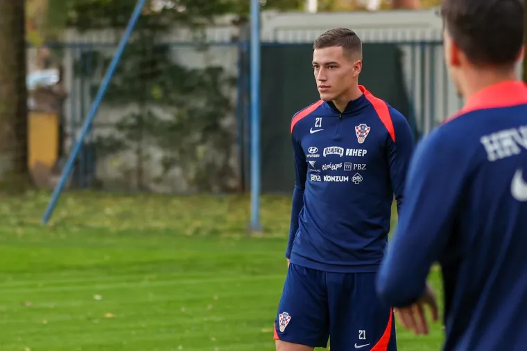 Dan kasnije je regeneracijski trening, a već u ponedjeljak Vatreni putuju u Var&scaron;avu gdje će iste večeri odraditi medijske obveze te trenirati. 