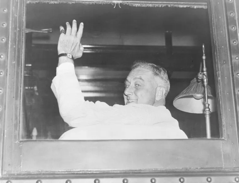 32. Predsjednik u vrijeme Drugog svjetskog rata bio je Franklin D. Roosevelt. Građani su ga jako voljeli pa je služio tri mandata, zamalo i četiri. Od 4. ožujka 1933. godine bio je predsjednik, a na početku četvrtog mandata, 12. ožujka 1945. je umro.
