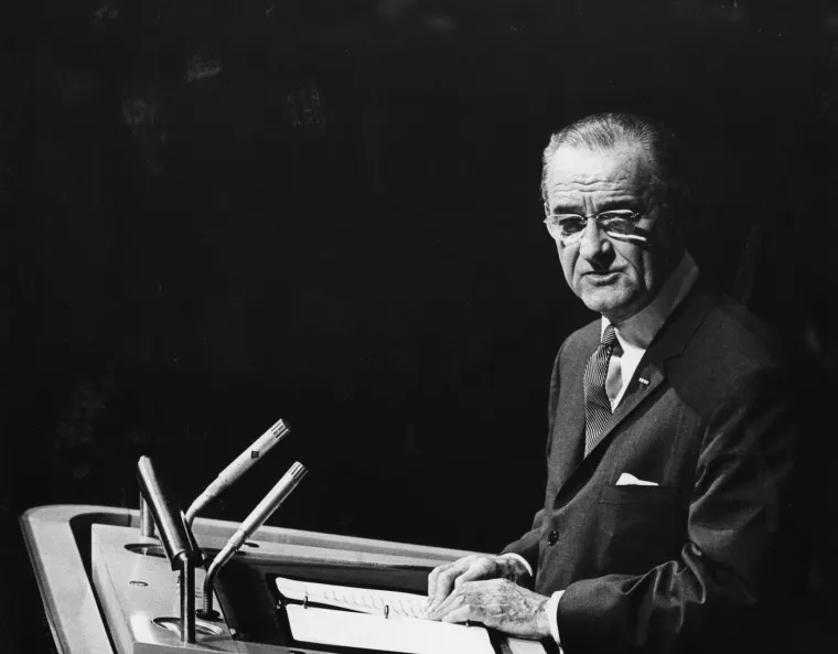 36. Naslijedio ga je Lyndon B. Johnson, također demokrat koji je na dužnosti bio od 22. studenog 1963. do 20. siječnja 1969. godine.
