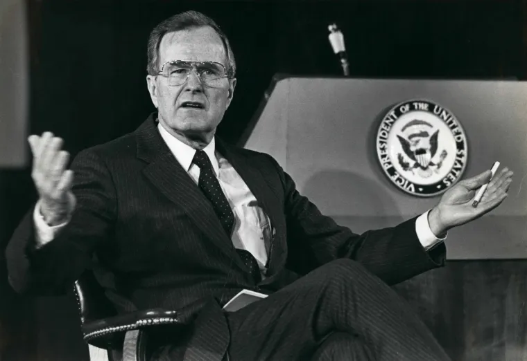 41. George H.W. Bush bio je republikanac i predsjednik od 20. siječnja 1989. do 20. siječnja 1993. godine. 