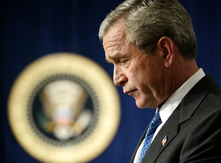 43. Nakon njega predsjednik je postao sin Georgea Busha. George W. Bush mandat je obna&scaron;ao od 20. siječnja 2001. do 20. siječnja 2009. godine. 