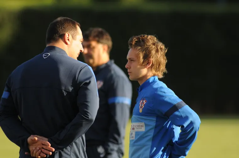  27. 5.2013. - Međugorje. Prvi trening hrvatske nogometne reprezentacije na pripremama. Alen Halilović prvi put na pripremama s A selekcijom Hrvatske uoči debija. &Scaron;timac mu daje savjete. 