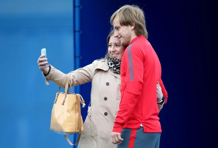 27. 3. 2015. - Trening hrvatske nogometne reprezentacije uoči kvalifikacijske utakmice s Norve&scaron;kom za Euro 2016. Jedna je mlada dama uletjela Ivanu Rakitiću na Maksimiru, za vrijeme treninga Hrvatske, kako bi se slikala s njim. Bio je to trenutak koji će mlada dama zauvijek pamtiti.