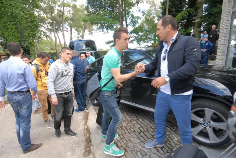 Ivan Peri&scaron;ić bio je jo&scaron; mladić. Pogledajte Ademija iza njega. 