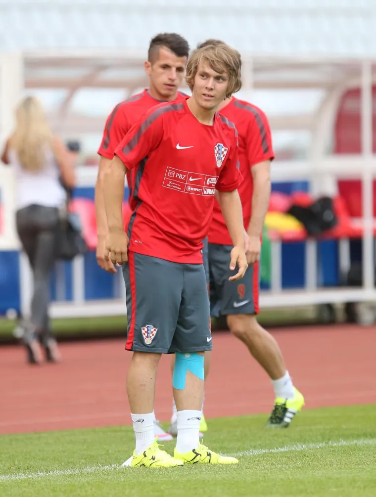 Mladi Kovačić &scaron;okirao Srbe, &Scaron;timac doveo tambura&scaron;e, a jedna mlada dama uletjela Rakitiću sa samo jednom željom