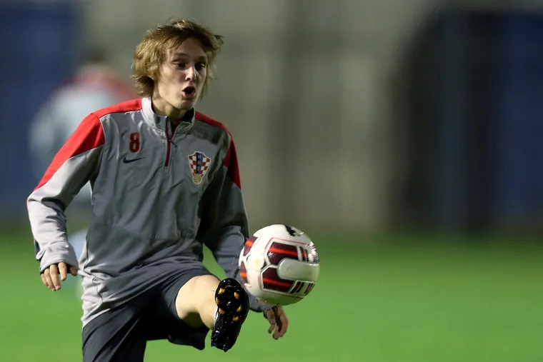 Mladi Kovačić &scaron;okirao Srbe, &Scaron;timac doveo tambura&scaron;e, a jedna mlada dama uletjela Rakitiću sa samo jednom željom