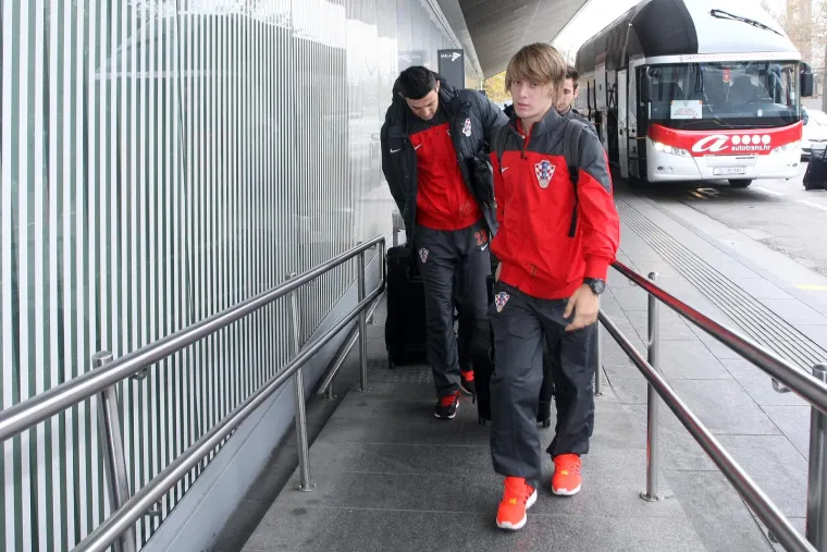 Mladi Kovačić &scaron;okirao Srbe, &Scaron;timac doveo tambura&scaron;e, a jedna mlada dama uletjela Rakitiću sa samo jednom željom