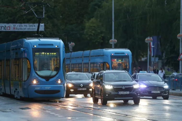 Stanogradnja u Zagrebu u posljednjih je nekoliko godina dosegnula svoj vrhunac. Nove zgrade niču svakog dana, a s druge strane -  prometna se infrastruktura slabo razvija.