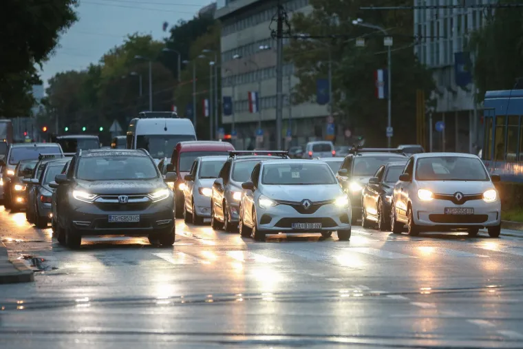 Sa stanogradnjom stiže priljev novih stanara pa tako i vozila koje prometna infrastruktura ne može pratiti.