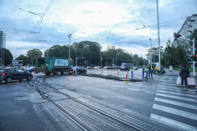 Najveće gužve javljaju se ujutro i poslijepodne po završetku radnog vremena kada je gotovo cijeli grad u crvenom, odnosno nema prometnice koja nije zakrčena autima.