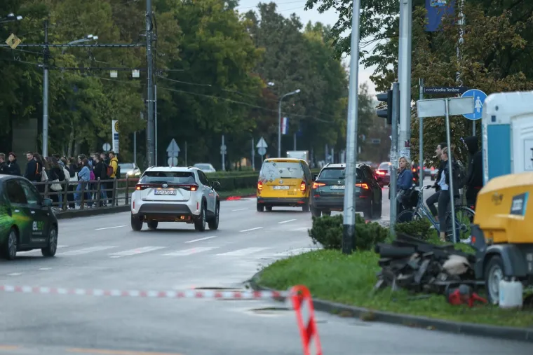Građani se žale na situaciju u gradu i smatraju da se nešto mora napraviti pothitno. &apos;Nekad je bila gužva od cca sedam do devet i od tri do pet. Danas je u svako doba dana i noći, ja ne znam samo kud ti svi ljudi idu i kad rade uopće. Drugo, infrastruktura nam je kao i prije 30 godina kad je Zagreb konkretno bio za četvrtinu manji&apos;, žali se naša čitateljica.