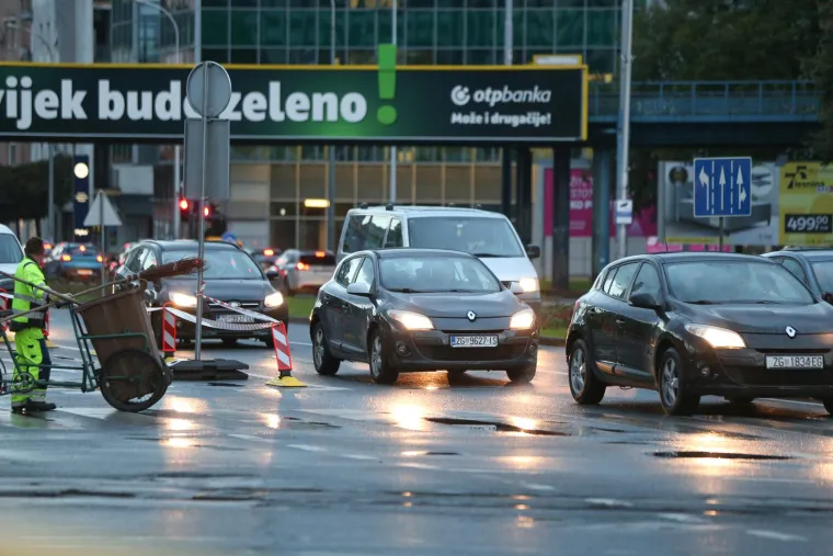 Prometni stručnjak smatra da se prometna situacija u Zagrebu može popraviti jedino izgradnjom podzemne željeznice. &apos;Gradovi od preko milijun stanovnika vrlo teško funkcioniraju bez podzemne željeznice&apos;, ustvrdio je.