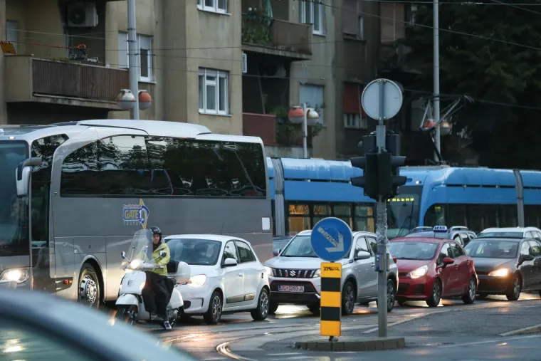 Ovako izgleda vožnja iz pakla. Potpuni je prometni kolaps u Zagrebu: Od gužve ne možeš mrdnuti