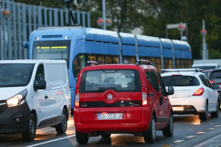 Ovako izgleda vožnja iz pakla. Potpuni je prometni kolaps u Zagrebu: Od gužve ne može&scaron; mrdnuti