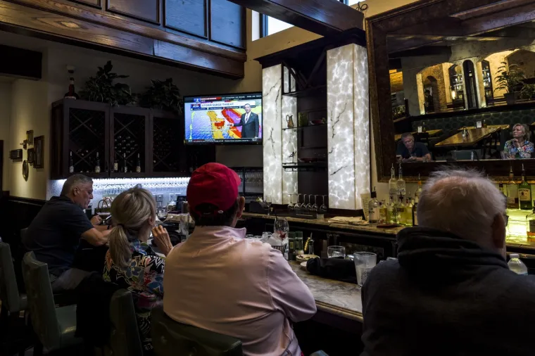 Svi oni koji žive na Floridi na neki su način osuđeni na &quot;lutriju uragana&quot;, govori Gerald Lemus za BBC, koji je iz svoga doma zaklon pronašao u jednom hotelu. Cijeli je život živio u gradu Bradentonu na bali Meksičkog zaljeva i nikada do sada se nije evakuirao. Vidio je, doduše, posljedice uragana Helene. Odlučio je otići u Kissimmee, grad u unutrašnjosti sa svojom osmogodišnjom kćeri. &quot;Samo sam ju pogledao i shvatio da ju ne želim istraumatizirati ovako nečime. Nismo bili spremni na kockanje&quot;, kazao je, misleći na uragan koji se sve više približava, a koji će, uvjeren je, promijeniti živote gdje god da udari. 