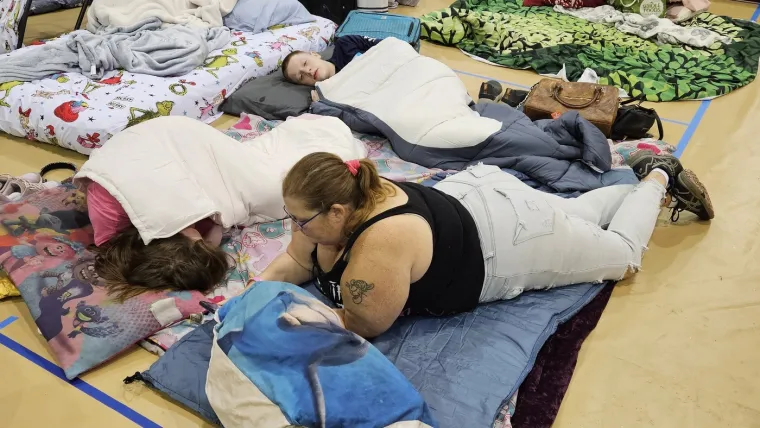 Svi oni koji žive na Floridi na neki su način osuđeni na &quot;lutriju uragana&quot;, govori Gerald Lemus za BBC, koji je iz svoga doma zaklon pronašao u jednom hotelu. Cijeli je život živio u gradu Bradentonu na bali Meksičkog zaljeva i nikada do sada se nije evakuirao. Vidio je, doduše, posljedice uragana Helene. Odlučio je otići u Kissimmee, grad u unutrašnjosti sa svojom osmogodišnjom kćeri. &quot;Samo sam ju pogledao i shvatio da ju ne želim istraumatizirati ovako nečime. Nismo bili spremni na kockanje&quot;, kazao je, misleći na uragan koji se sve više približava, a koji će, uvjeren je, promijeniti živote gdje god da udari. 