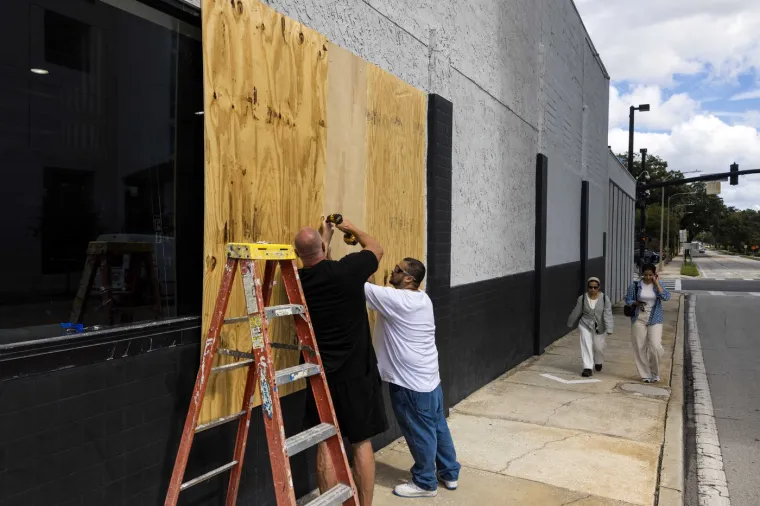 Zakucavaju prozore, prazne trgovine, premje&scaron;taju zatvorenike: Florida se priprema za najgoru oluju u 100 godina