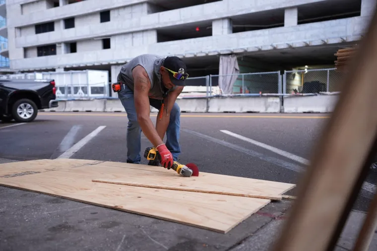 Zakucavaju prozore, prazne trgovine, premje&scaron;taju zatvorenike: Florida se priprema za najgoru oluju u 100 godina