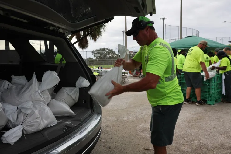 'Imamo ogromne količine opreme i osoblja za traganje i spa&scaron;avanje i nadamo se da nema velike potrebe za tim, ali spremni smo na to', rekao je DeSantis, dodajući da je uz njih na terenu i najmanje 9000 pripadnika Nacionalne garde.