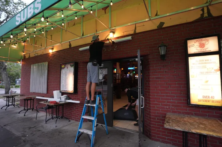 Zakucavaju prozore, prazne trgovine, premje&scaron;taju zatvorenike: Florida se priprema za najgoru oluju u 100 godina