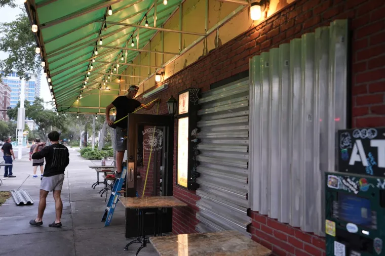 Zakucavaju prozore, prazne trgovine, premje&scaron;taju zatvorenike: Florida se priprema za najgoru oluju u 100 godina