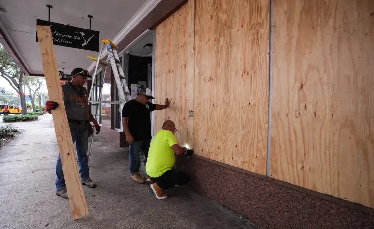 Zakucavaju prozore, prazne trgovine, premje&scaron;taju zatvorenike: Florida se priprema za najgoru oluju u 100 godina