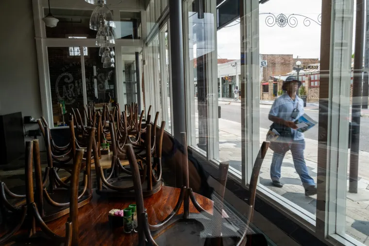 Zakucavaju prozore, prazne trgovine, premje&scaron;taju zatvorenike: Florida se priprema za najgoru oluju u 100 godina