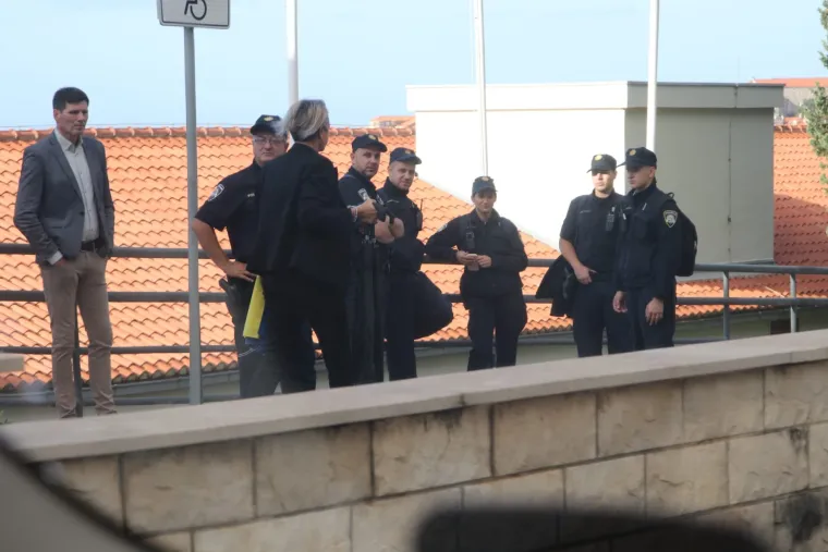 Policija, vojska, psi, postavljene trake. Uklonjeni čak i kontejneri. Dubrovnik je spreman za Zelenskog