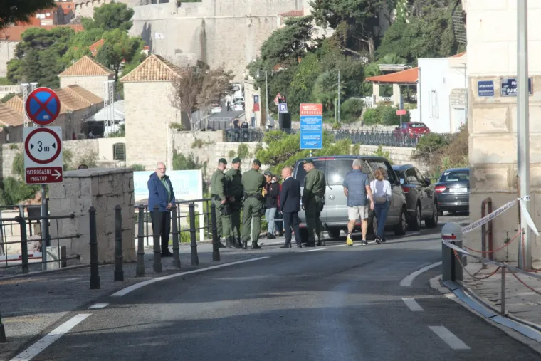 Policija, vojska, psi, postavljene trake. Uklonjeni čak i kontejneri. Dubrovnik je spreman za Zelenskog