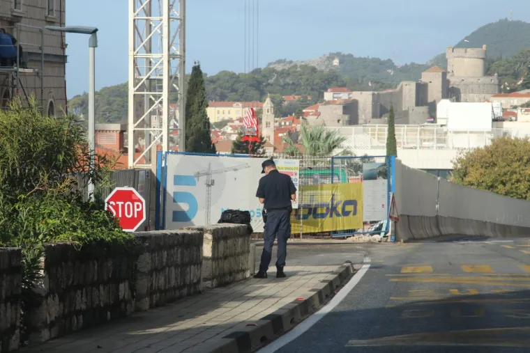 Policija, vojska, psi, postavljene trake. Uklonjeni čak i kontejneri. Dubrovnik je spreman za Zelenskog