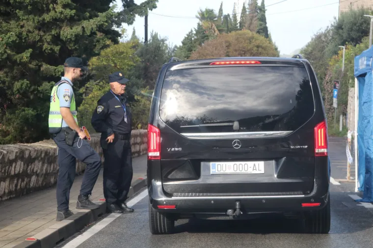 Policija, vojska, psi, postavljene trake. Uklonjeni čak i kontejneri. Dubrovnik je spreman za Zelenskog