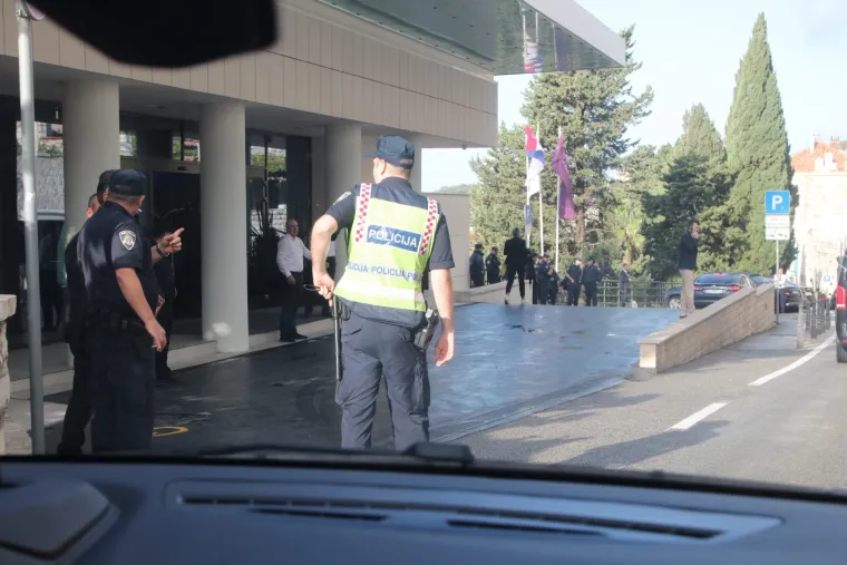 Policija, vojska, psi, postavljene trake. Uklonjeni čak i kontejneri. Dubrovnik je spreman za Zelenskog