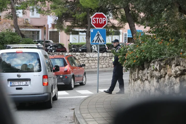 Policija, vojska, psi, postavljene trake. Uklonjeni čak i kontejneri. Dubrovnik je spreman za Zelenskog