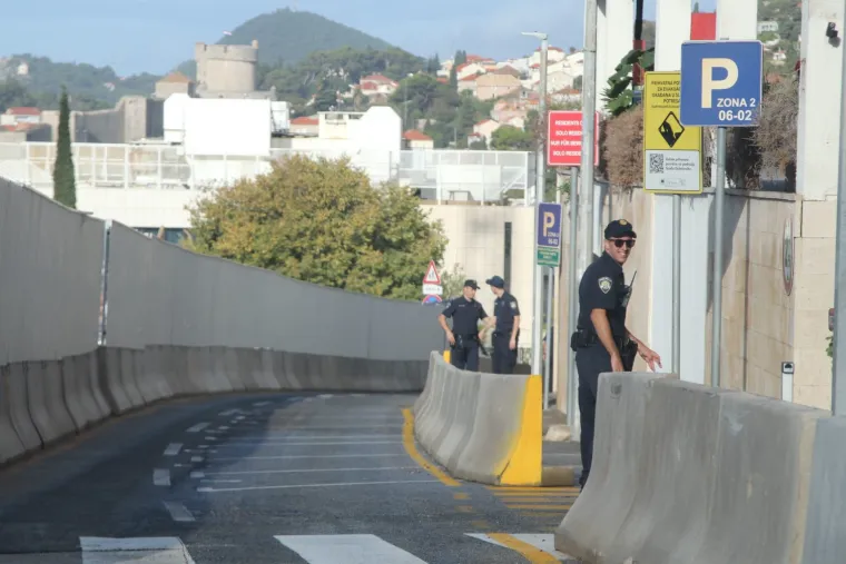 Policija, vojska, psi, postavljene trake. Uklonjeni čak i kontejneri. Dubrovnik je spreman za Zelenskog