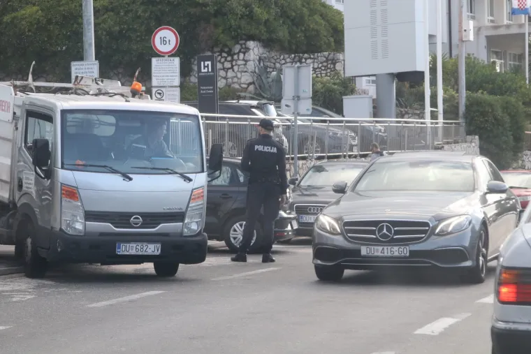 Policija, vojska, psi, postavljene trake. Uklonjeni čak i kontejneri. Dubrovnik je spreman za Zelenskog