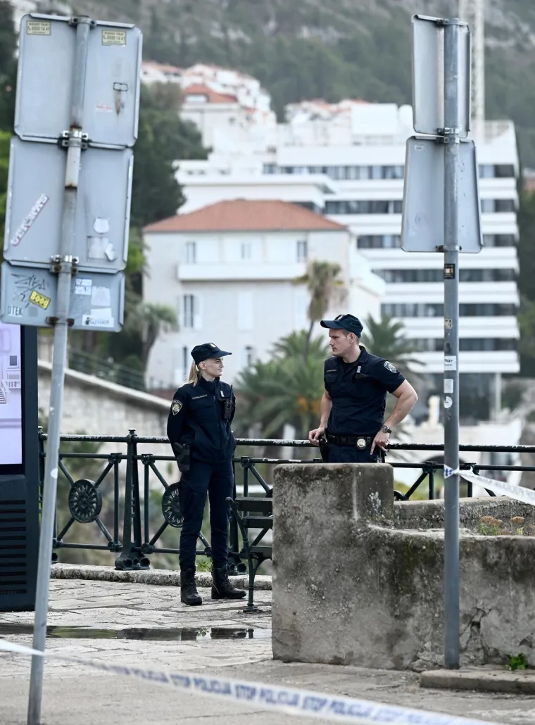 Policija, vojska, psi, postavljene trake. Uklonjeni čak i kontejneri. Dubrovnik je spreman za Zelenskog