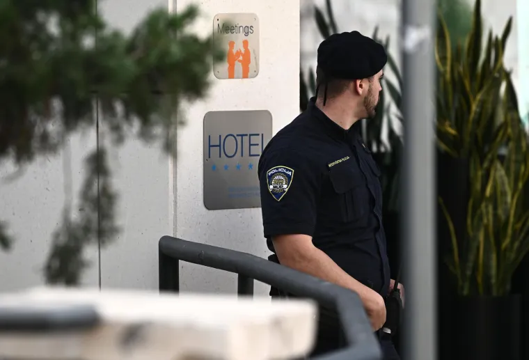 Policija, vojska, psi, postavljene trake. Uklonjeni čak i kontejneri. Dubrovnik je spreman za Zelenskog