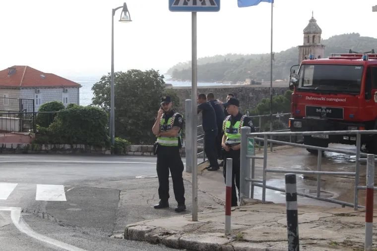 Policija, vojska, psi, postavljene trake. Uklonjeni čak i kontejneri. Dubrovnik je spreman za Zelenskog