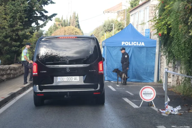 Policija, vojska, psi, postavljene trake. Uklonjeni čak i kontejneri. Dubrovnik je spreman za Zelenskog