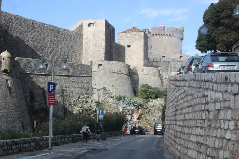 Policija, vojska, psi, postavljene trake. Uklonjeni čak i kontejneri. Dubrovnik je spreman za Zelenskog